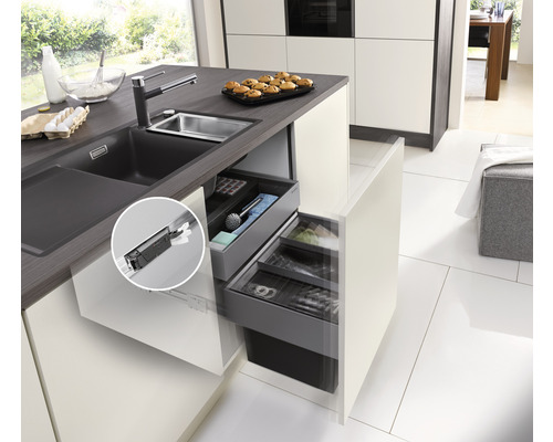 Keukeneiland met spoelbak, kraan en lade-indelingen voor keukenorganisatie
