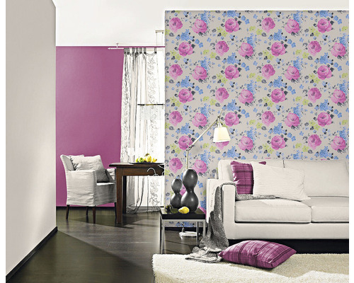 Woonkamer met bloemenbehang, bank en fauteuil