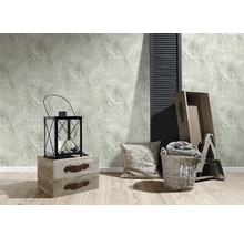 Decoratieve woonkamerpresentatie met behang met bloemenpatroon, lantaarn, kussen, houten kisten en decoratieve elementen