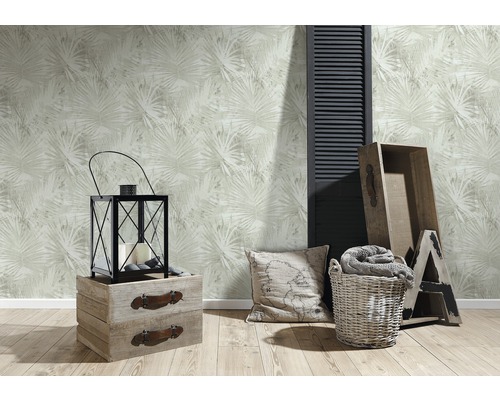 Decoratieve woonkamerpresentatie met behang met bloemenpatroon, lantaarn, kussen, houten kisten en decoratieve elementen