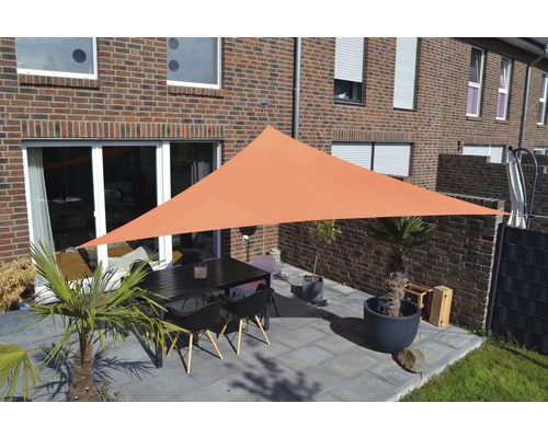 FLORACORD Schaduwdoek wind- en waterdoorlatend driehoek terracotta 300x300x300 cm Terras met driehoekig zonnescherm, tafel en stoelen voor een woonhuis.