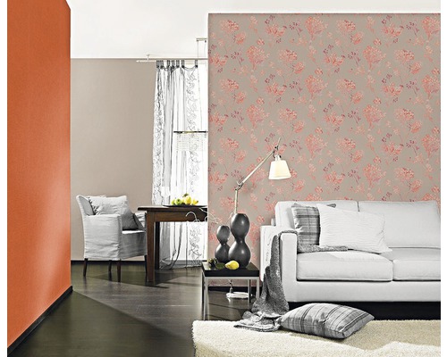 Woonkamer met bloemmotief behang, bank en decoraties voor een gezellige sfeer