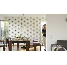 Lichte eetkamer met eettafel, stoelen, zitbank en bloemenbehang.