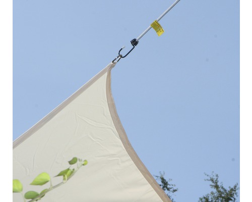 Detailopname van een zonnescherm bevestiging met spanslot en karabijnhaak