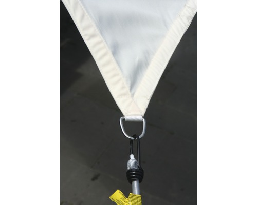 Detailopname van een zonnescherm met bevestigingsmaterialen