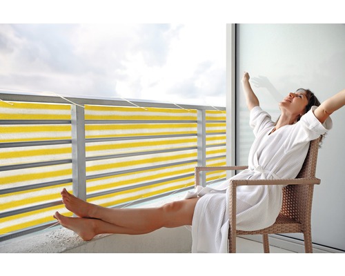 FLORACORD Balkondoek wind- en waterdoorlatend geel/wit 90x500 cm Vrouw ontspant op het balkon met privacyscherm