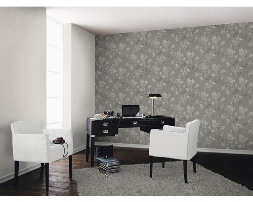 Woonkamer met bureau, fauteuils en bloemenbehang