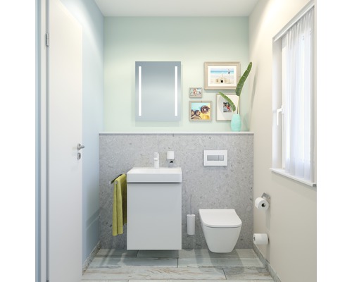 Badkamer met wastafel, toilet, spiegel, handdoek en decoraties