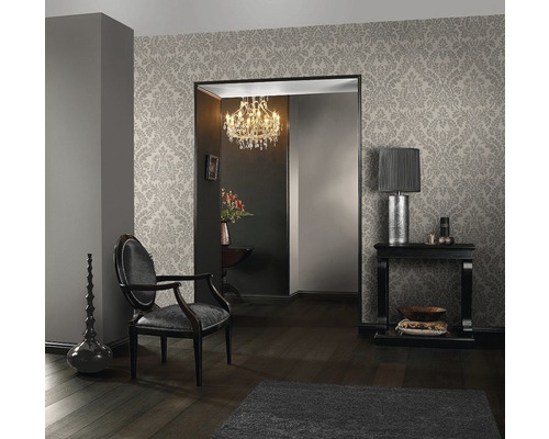 Elegante woonkamer met gedessineerd behang, fauteuil en decoraties