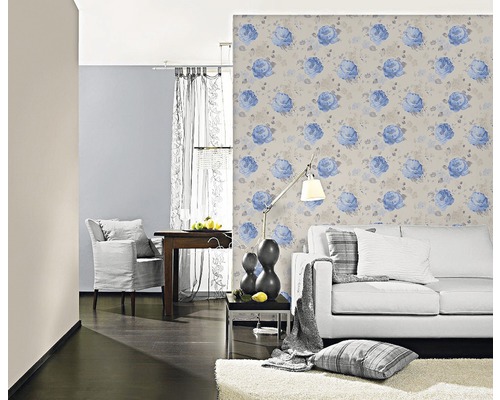 Woonkamer met bloemetjesbehang, bank en tafel