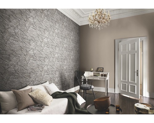 Woonkamer met bank, bureau en behang met patroon