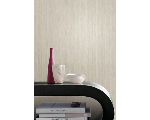 Close-up van een beige behang met verticale structuur in een interieur