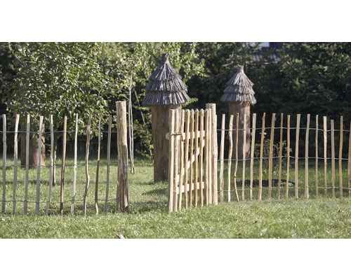 Houten hek met poort in de tuin