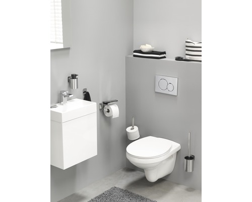 Badkamer met wastafel, toilet en accessoires