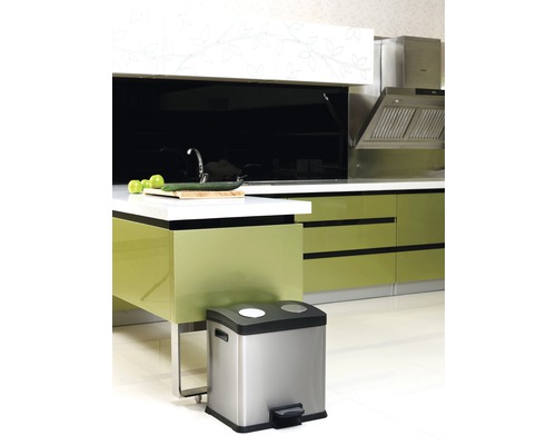 Roestvrijstalen afvalemmer met twee compartimenten in een moderne keuken.