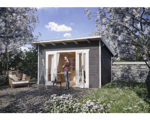 Tuin met houten tuinhuis met dubbele deur, schildersezel en zittend persoon