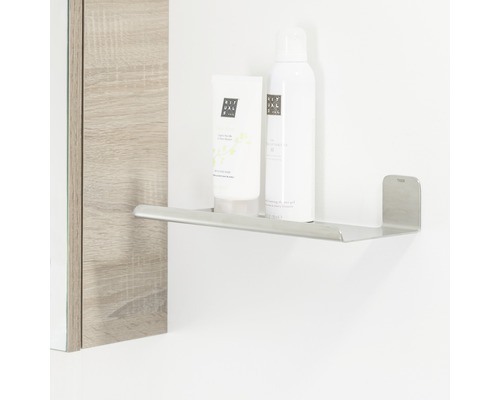 Metalen plank met twee verzorgingsproducten in de badkamer