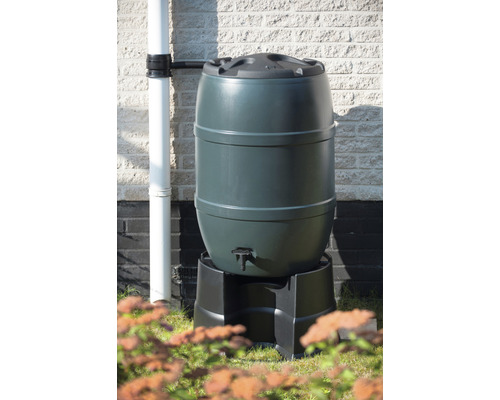 Regenton met sokkel en kraan naast een regenpijp