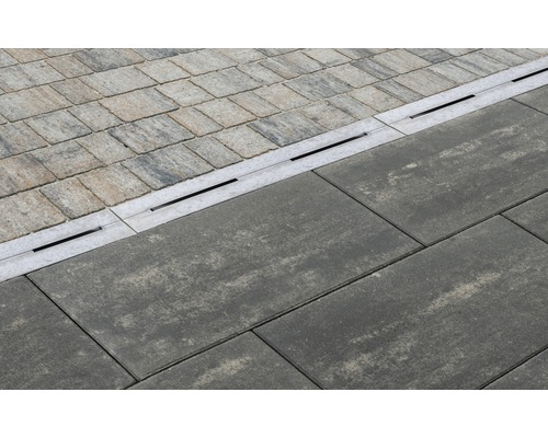 Bestraat oppervlak met afwateringsgoot