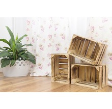 Decoratieve houten stapelbare kisten naast een plant in een pot