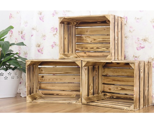 Drie gestapelde houten opbergkratten