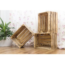 Decoratieve houten kratten in een interieur met houten vloer en bloemenbehang.