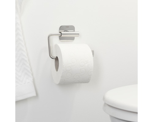 Toiletpapierhouder van roestvrij staal met rol toiletpapier aan een badkamermuur