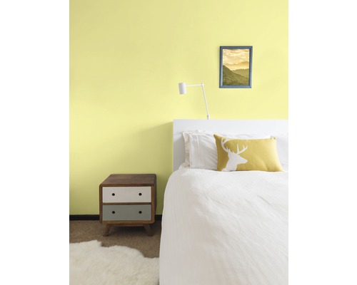 Slaapkamer met bed, nachtkastje en wanddecoratie voor een gezellige sfeer.