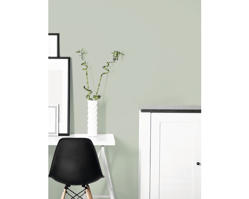 Kantoor met bureau, stoel, decoratie en muurverf.