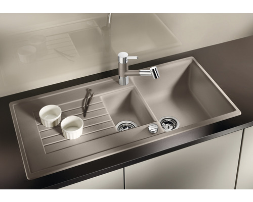 Spoelbak met afdruiprek, kraan en accessoires