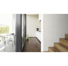 Lichte woonkamer met terras, bakstenen behang en houten trap