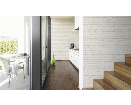 Lichte woonkamer met terras, bakstenen behang en houten trap