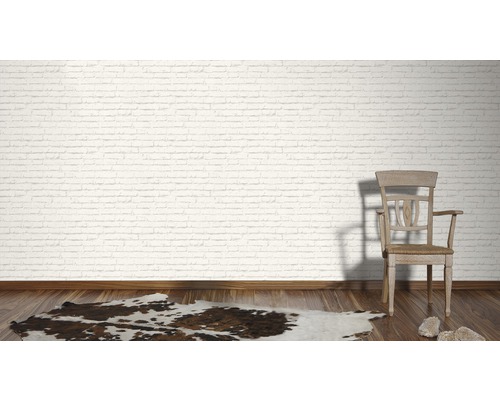 Kamer met bakstenen behang, houten vloer, tapijt en fauteuil