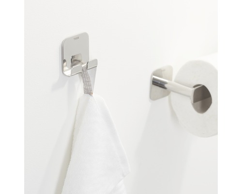 Handdoekhaak en toiletpapierhouder in de badkamer