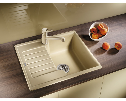 Spoelbak met afdruiprek en kraan op een aanrecht.