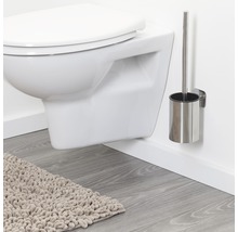 Wandcloset met toiletborstel en badmat