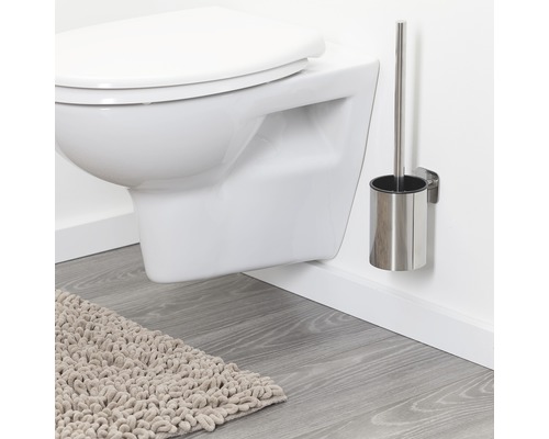 Wandcloset met toiletborstel en badmat