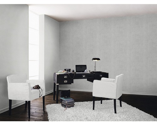 Lichte studeerkamer met bureau, stoelen en behang met patroon