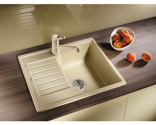 Keukenspoelbak met afdruiprek en kraan op een aanrecht.