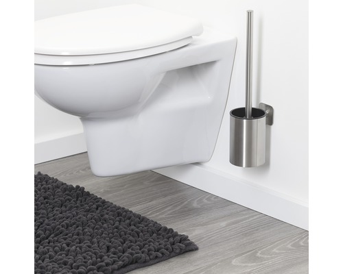 Wandcloset met metalen toiletborstelhouder en badmat