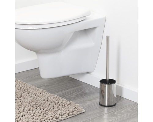 Wandcloset met toiletborstel en badmat