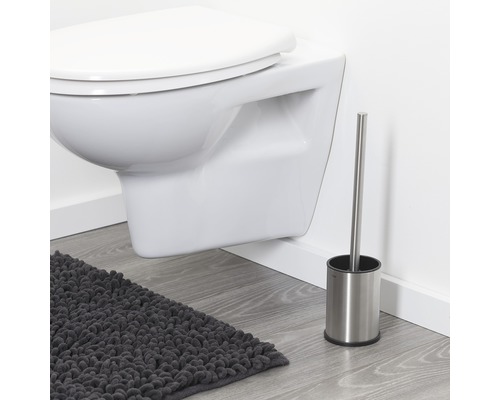 Wandcloset met toiletborstel en badmat