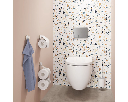 Badkamer met toilet, toiletpapierhouder, handdoek en toiletborstel