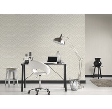 Werkkamer met bureau, stoel, vloerlamp en behang met patroon