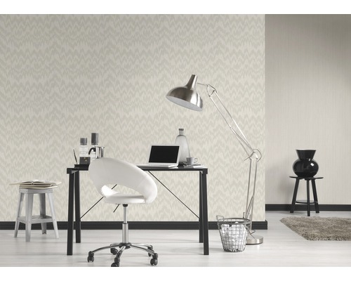 Werkkamer met bureau, stoel, vloerlamp en behang met patroon