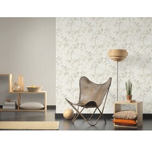 Woonkamer met behang met motief, fauteuil en rekken