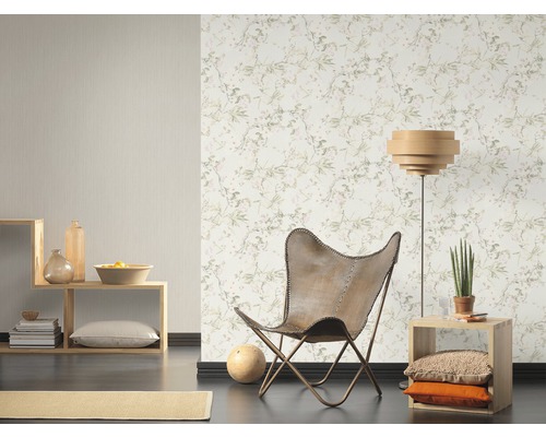 Woonkamer met behang met motief, fauteuil en rekken