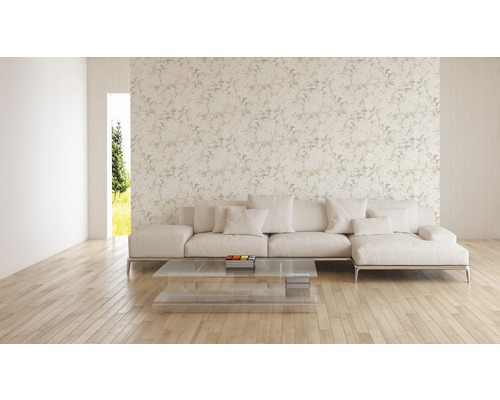 Woonkamer met bank, salontafel en behang met motief