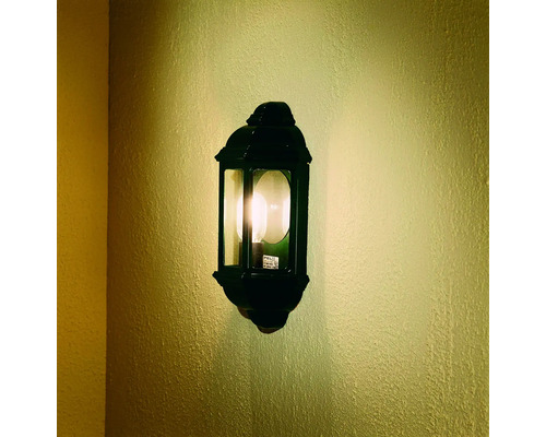 Wandlamp met een lamp aan een muur