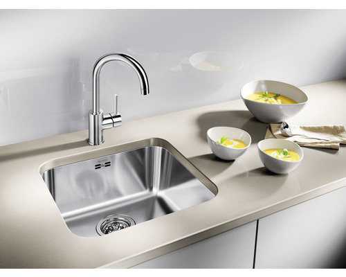 Spoelbak met kraan en voedselbereiding